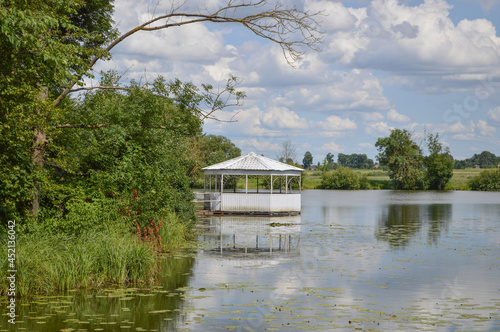 Gazebo on the shore of the pond, Vorniany