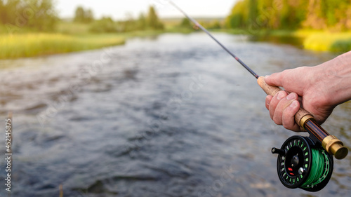 Cuadro en lienzo Fly fishing rod in fisherman hand