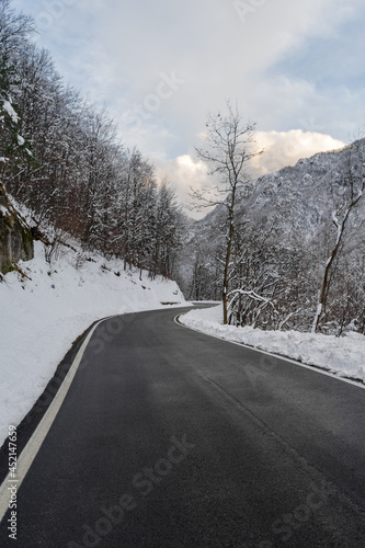 Snowy mountain road © Dmytro Surkov
