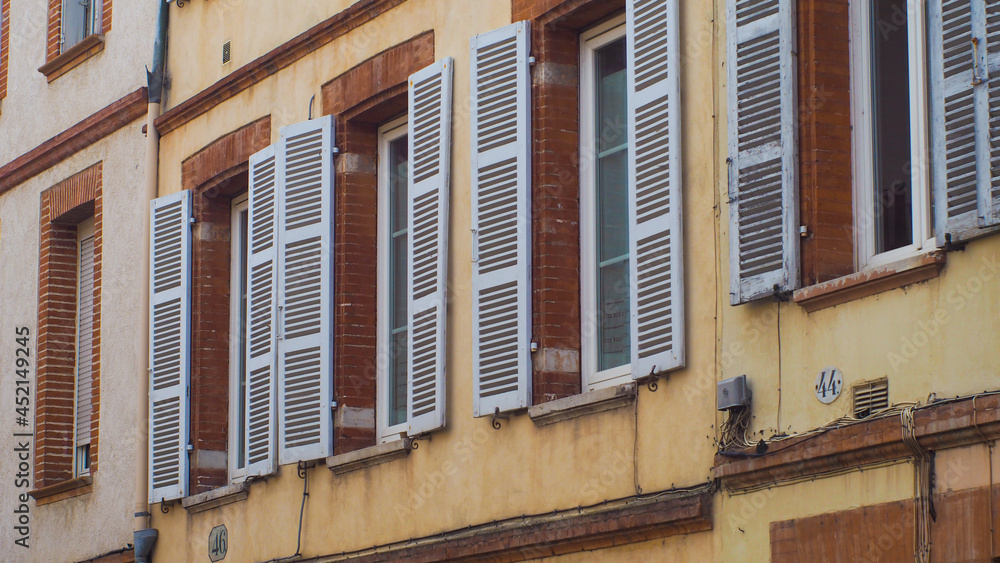 Balade dans le centre-ville de Toulouse, avec ses bâtiments aux briques rosâtres Balade dans le centre-ville de Toulouse, avec ses bâtiments aux briques rosâtres