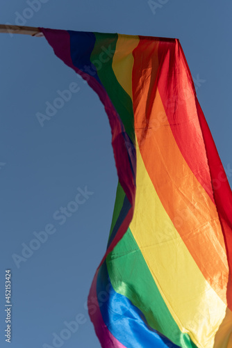 bandera arco iris lgtbi hondeando con el cielo de fondo	