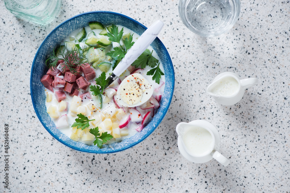 Φωτογραφία Top view of traditional russian cold soup okroshka with kefir served in a blue p