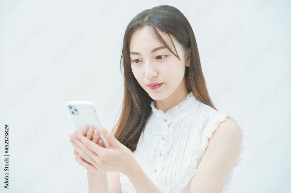 スマートフォンを操作する女性