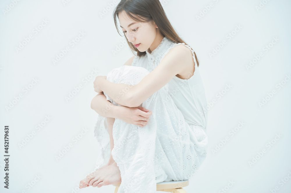 ストレスを抱えた表情をする若い女性 ストレスを抱えた表情をする若い女性