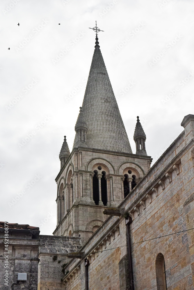 Roullet-Saint-Estèphe, département de la Charente, région de Nouvelle-Aquitaine, France. Église Saint-Cybard, le clocher.