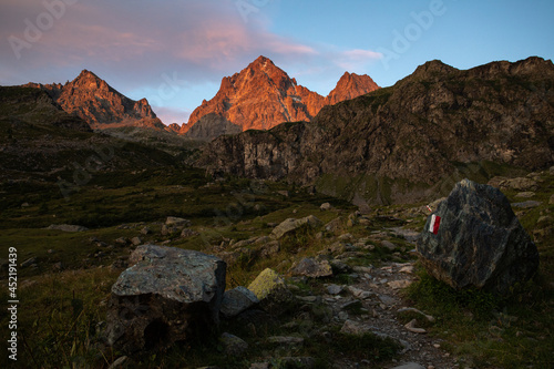 montagne (monviso, visolotto, viso mozzo) illuminate dai primi raggi di luce all'alba percorrendo i sentieri della valle po photo