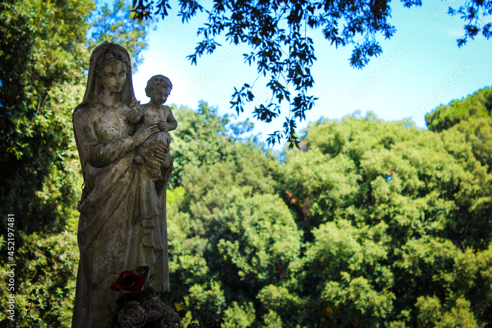 Statua della Madonna con paesaggio