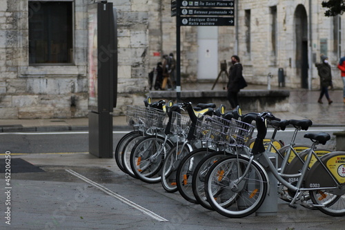 Vélo accès libre aligné ville de Besançon