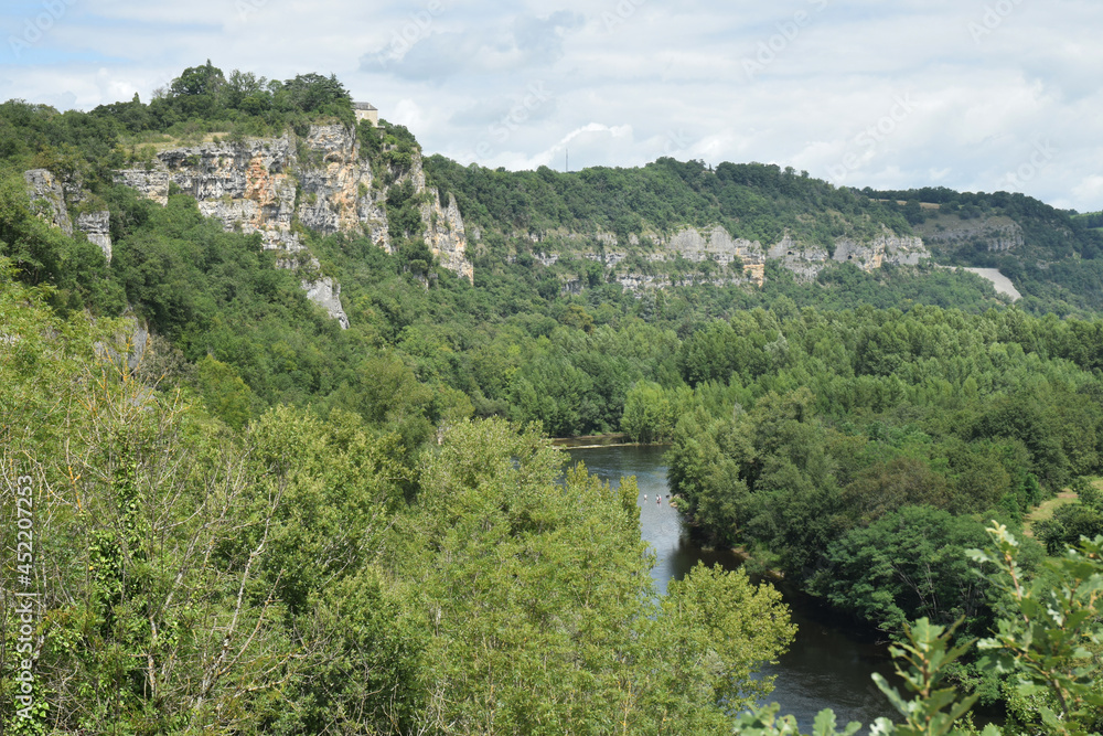 Les falaises calcaires et la rivière Dordogne vues du belvédère de Copeyre, commune de Martel, causse du Quercy, département du Lot,  Midi Pyrénées, région Occitanie.