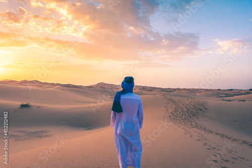 Photos Berber man wearing traditional tuareg clothes in the Sahara Desert at dawn, Merz
