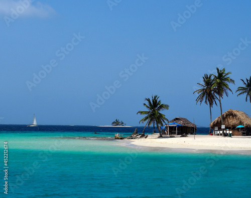 Clear water and beautiful beach in the San Blas Islands © Goodwave Studio