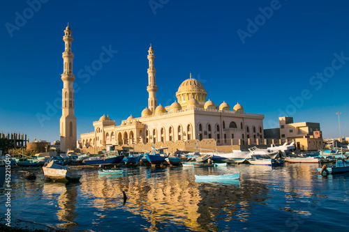 Obraz na płótnie El Mina mosque minaret in Hurghada, a view from the sea, Egypt w salonie