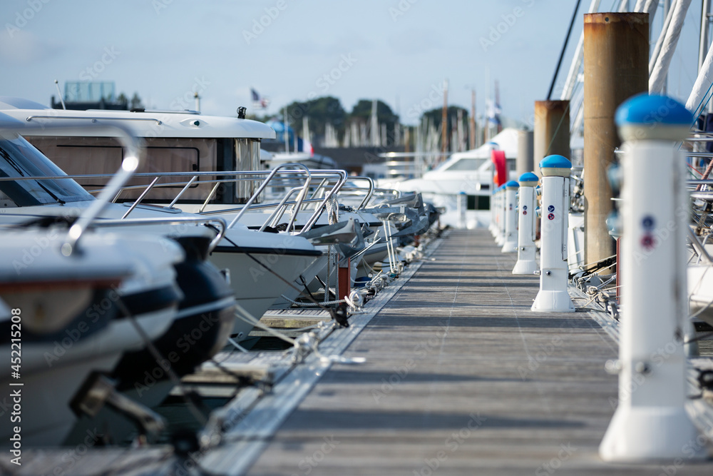 Ponton/Port avec beaucoup de bateau à quai en bretagne Ponton/Port avec beaucoup de bateau à quai en bretagne