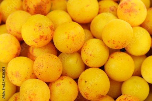 Photos Yellow mirabelle plum fruits closeup, mirabelle fruits background