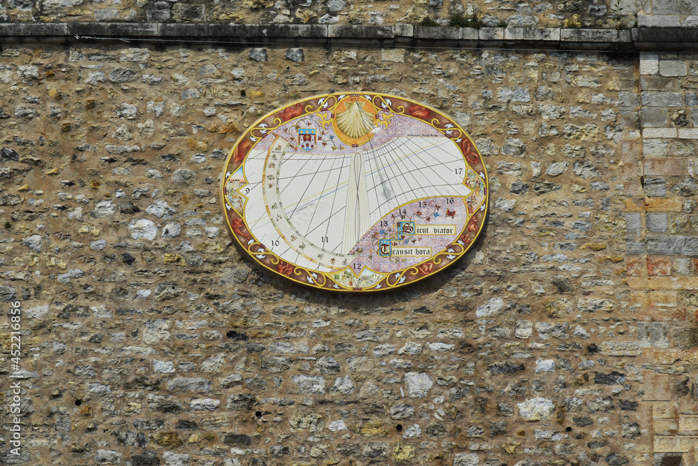 Cadran solaire très décoré sur un mur en pierres à Villefranche-de-Rouergue, département de l'Aveyron, région Occitanie.