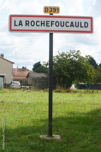 Panneau d'entrée de ville : La Rochefoucauld-en Angoumois, département de la Charente, région Nouvelle-Aquitaine. photo