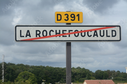 Panneau de sortie de ville : La Rochefoucauld-en Angoumois, département de la Charente, région Nouvelle-Aquitaine.