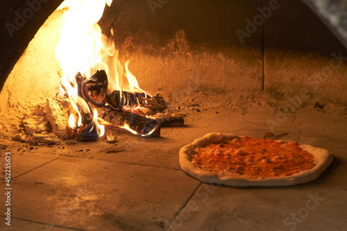 Pizza en horno a leña photo