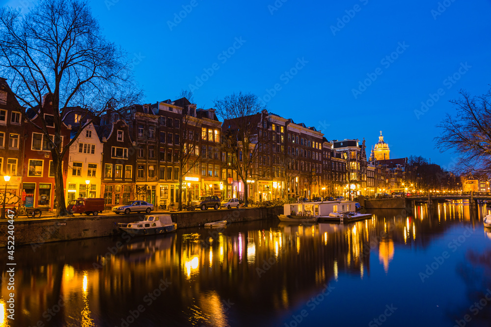 オランダ　アムステルダムの運河沿いの夜景
