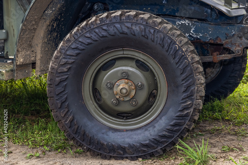 オフロード車のタイヤ　Old off-road vehicle mud tires © norikko