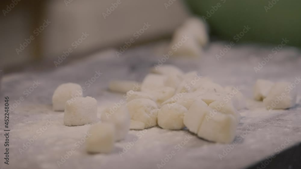 Chef sprinkling flour on gnocchi slowmotion
In a closed shot, we see in slow motion the sprinkling of flour, on the gnocchi on the wooden board Chef sprinkling flour on gnocchi slowmotion
In a closed shot, we see in slow motion the sprinkling of flour, on the gnocchi on the wooden board