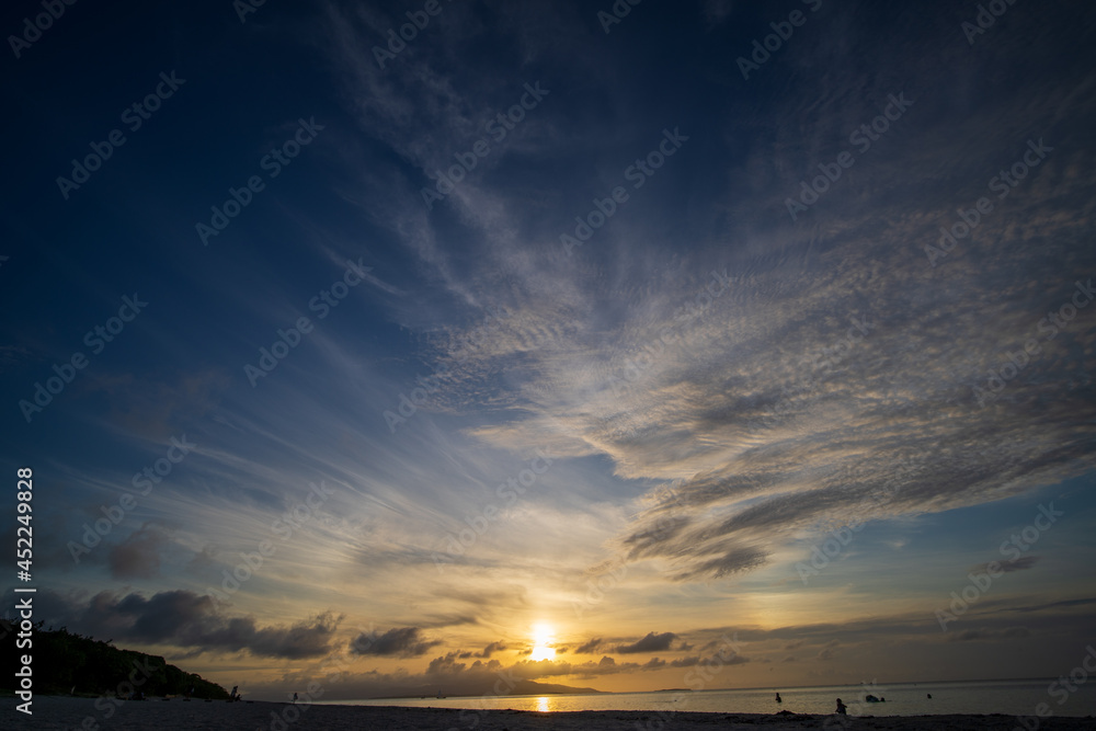 Naklejka premium sunset over the sea