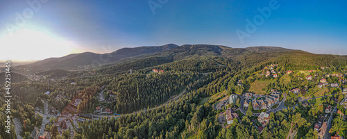 Góry Karkonosze w Sudetach i najwyższy szczyt Śnieżka, Karpacz z lotu ptaka