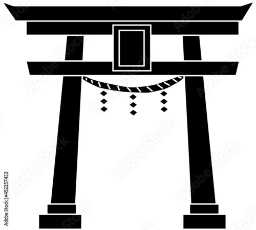 しめ縄のある鳥居のシルエット