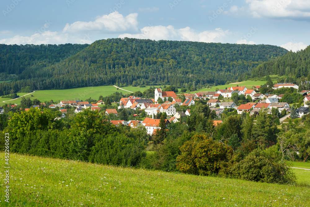 Ausblick auf Killer, Ortsteil von Burladingen auf der Schwäbischen Alb (Hohenzollern)
