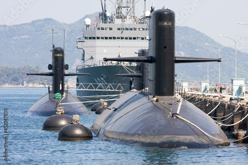 停泊中の海上自衛隊の護衛艦と潜水艦(呉・広島)	 photo