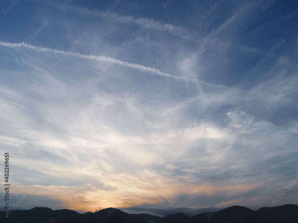 夕焼け空と飛行機雲