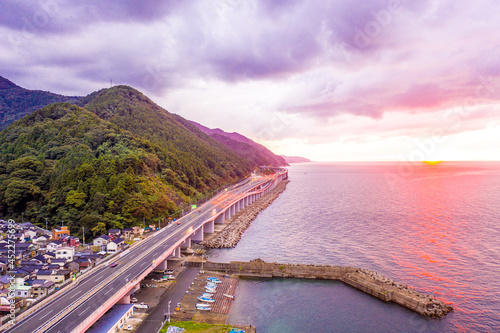 日没の親不知の北陸自動車道と国道8号線（新潟県糸魚川市） photo