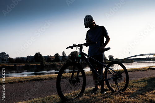 Fototapeta Naklejka Na Ścianę i Meble -  Hobbistyczna jazda na rowerze. Rowerzysta przegląda mapę w smartfonie