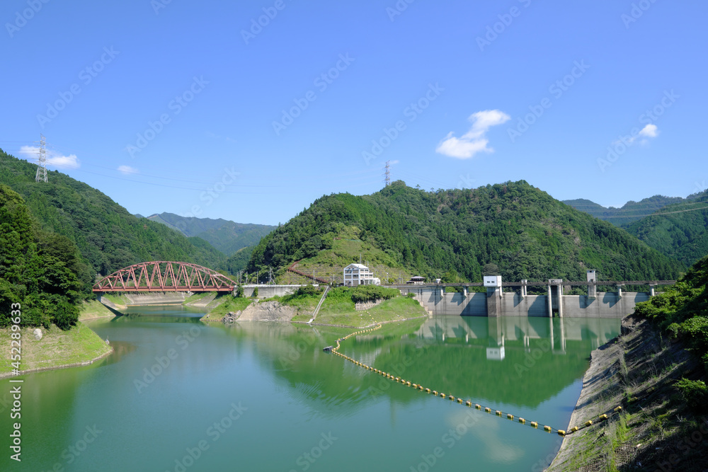 埼玉県合角ダムとアーチ橋の風景