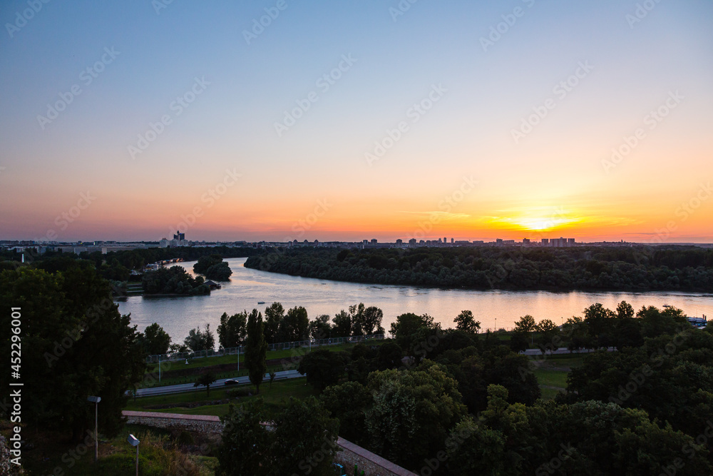 セルビア　ベオグラードの要塞から見えるサバ川とドナウ川の合流地点と夕日