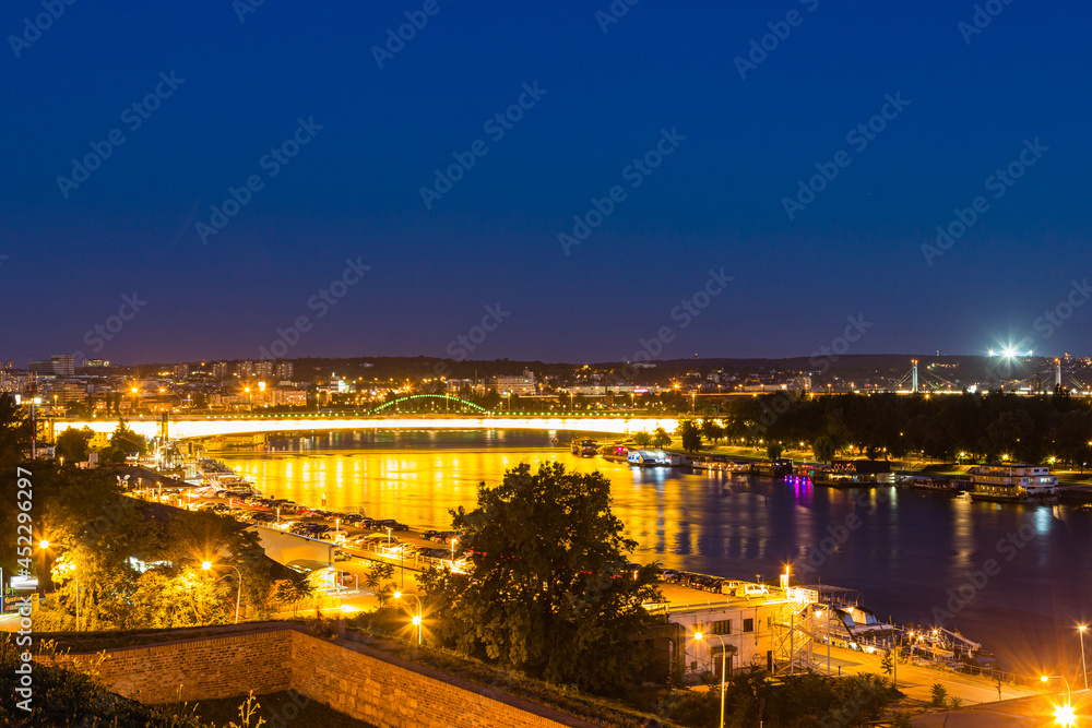 Fototapeta premium セルビア ベオグラードのベオグラード要塞から見える夜景とサバ川