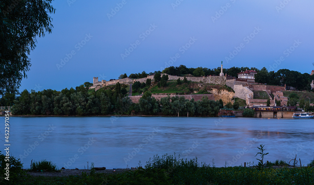 セルビア　対岸から見える夕暮れ時のベオグラードのベオグラード要塞とサバ川