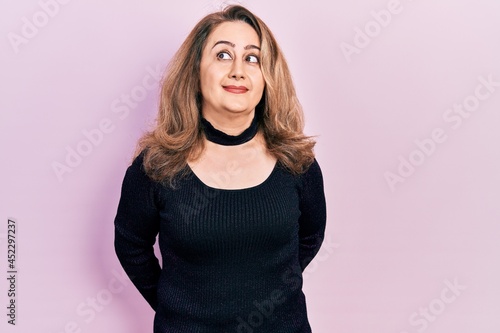 Fotografie Middle age caucasian woman wearing casual clothes smiling looking to the side and staring away thinking