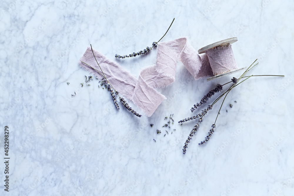 Naklejka premium Vintage cotton ribbon and lavender flowers. Top view. Copy space