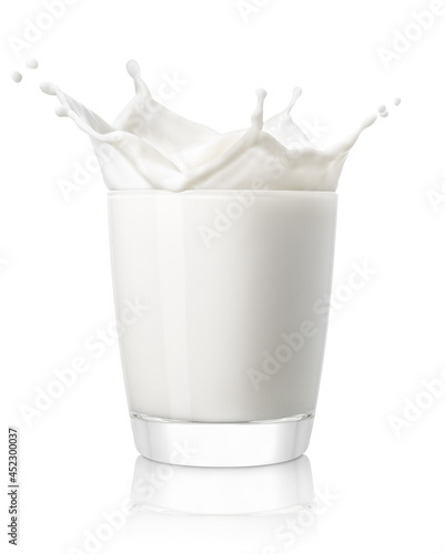 glass of milk with splash isolated on white Fototapet
