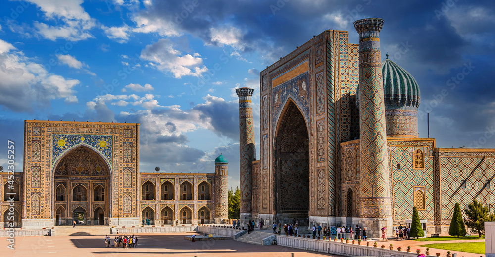 Ταπετσαρία Registan, an old public square in Samarkand, Uzbekistan