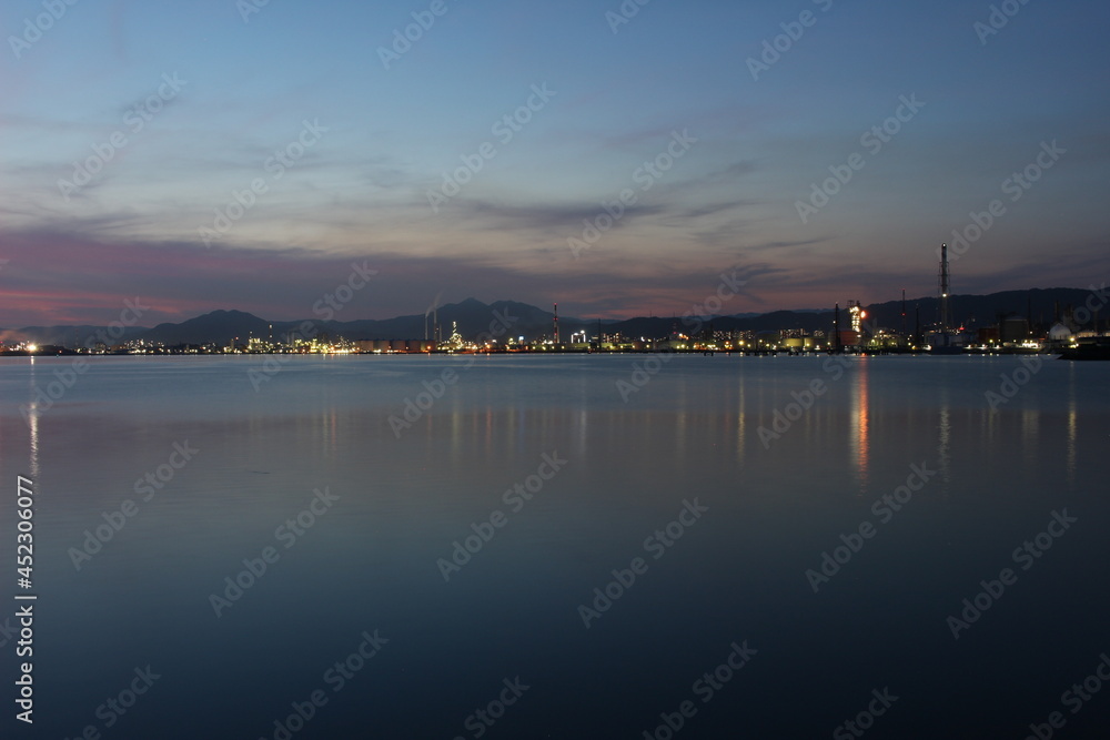 Fototapeta premium SDGs地球と自然！工場夜景と海に光るヒカリと空