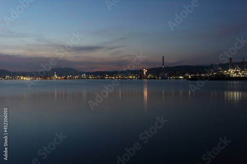 SDGs地球と自然！工場夜景と海に光るヒカリと空 © YuAiru