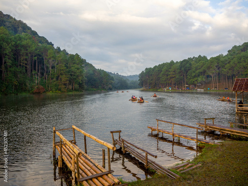 Fotografia The raft in a beautiful reservoir in the higher mountain, Pang Oung, Mae hong son, Thailand