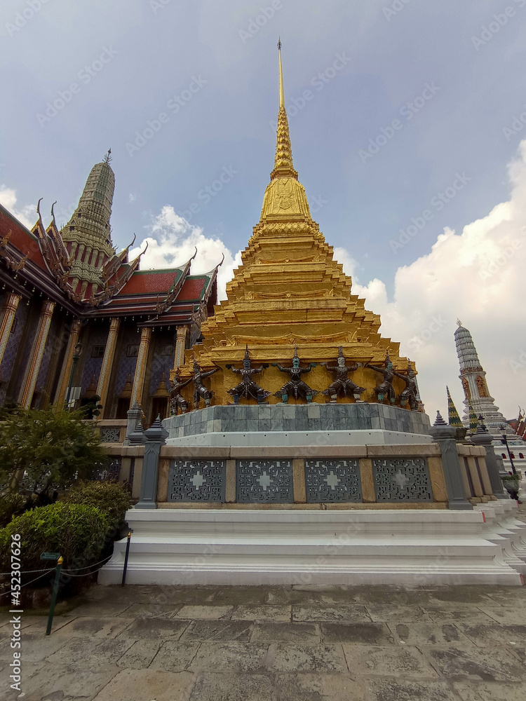 Fototapeta premium The beautiful Temple of the Emerald Buddha at the grand palace of Thailand.