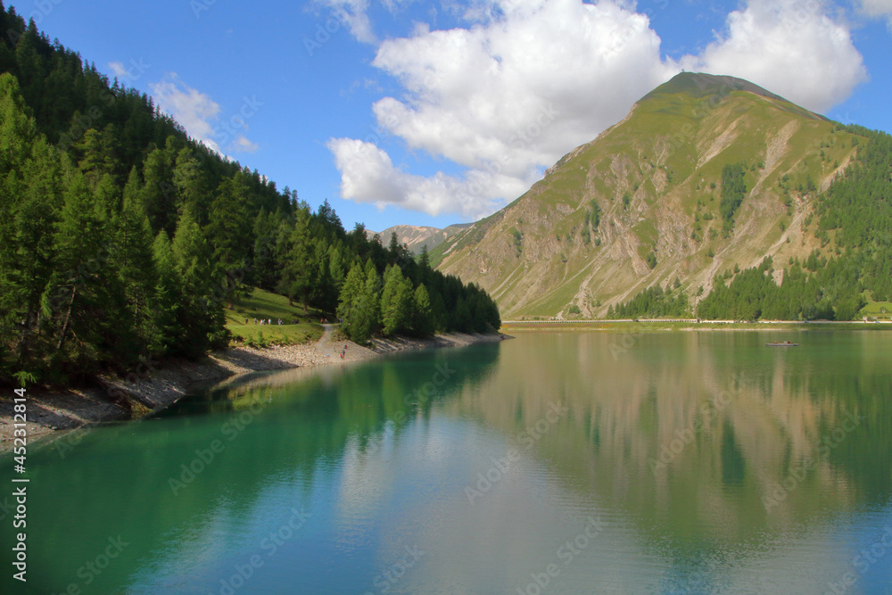 lago di montagna a livigno, italia, mountain lake in livigno, italy