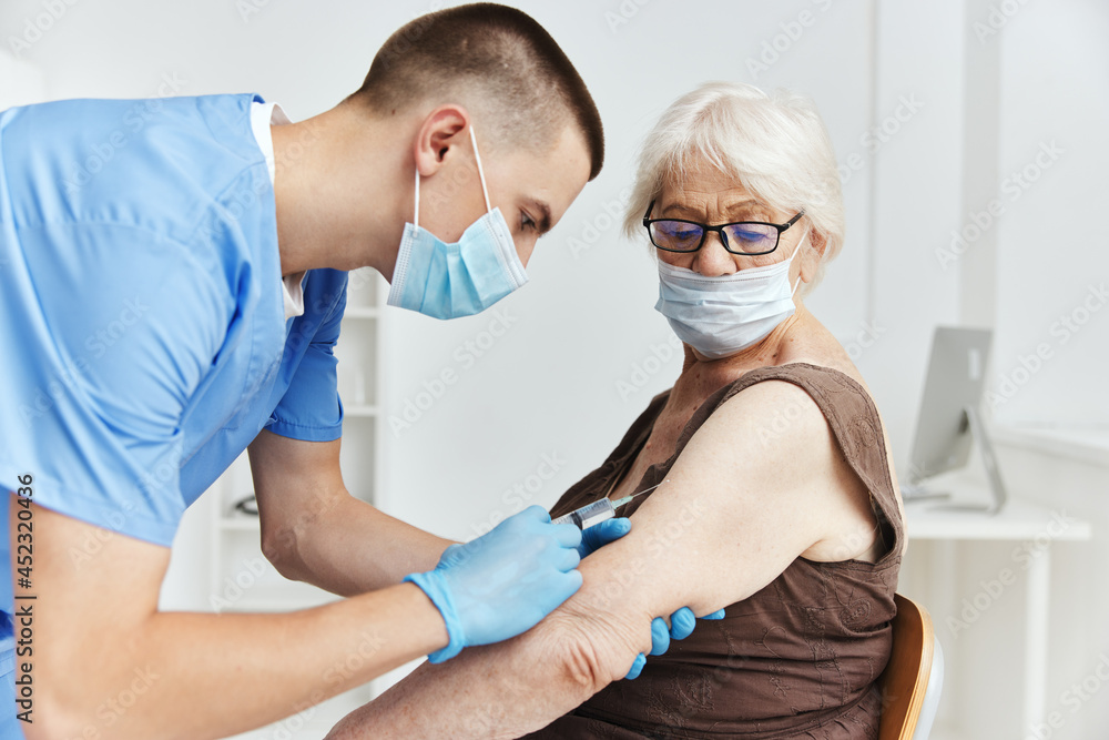 Obraz premium doctor with a syringe vaccine passport pandemic coronavirus