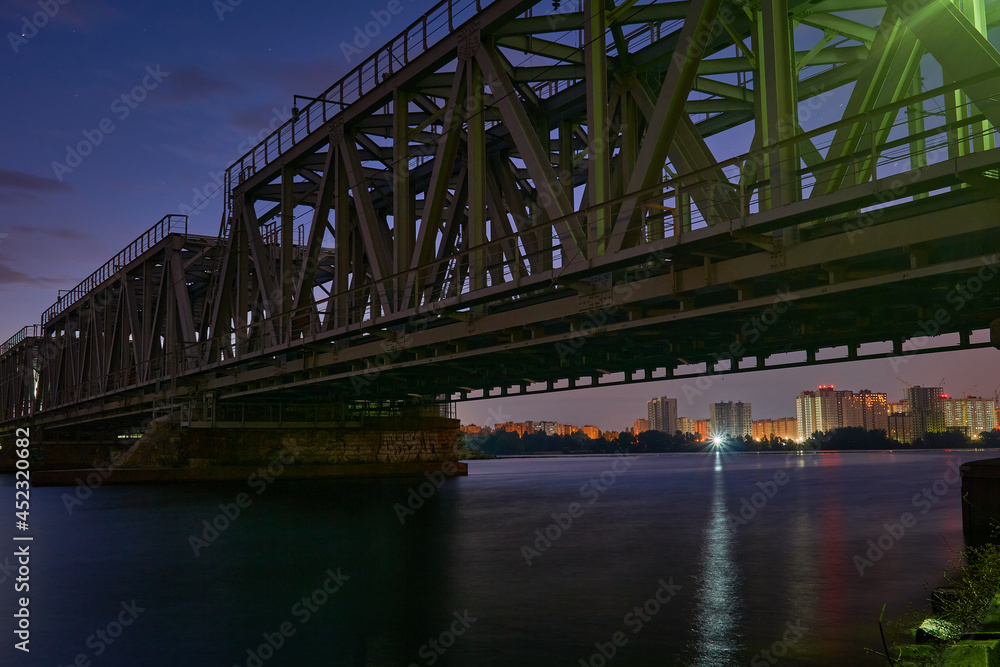 Obraz premium Dawn over the railway bridge in Voronezh