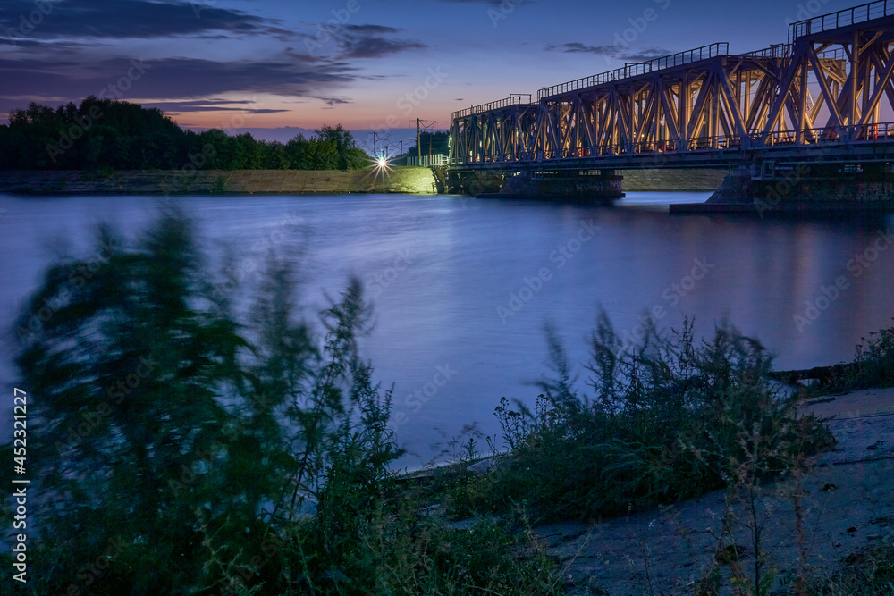 Obraz premium Dawn over the railway bridge in Voronezh