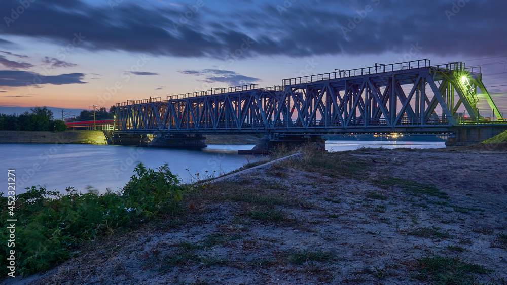 Obraz premium Dawn over the railway bridge in Voronezh